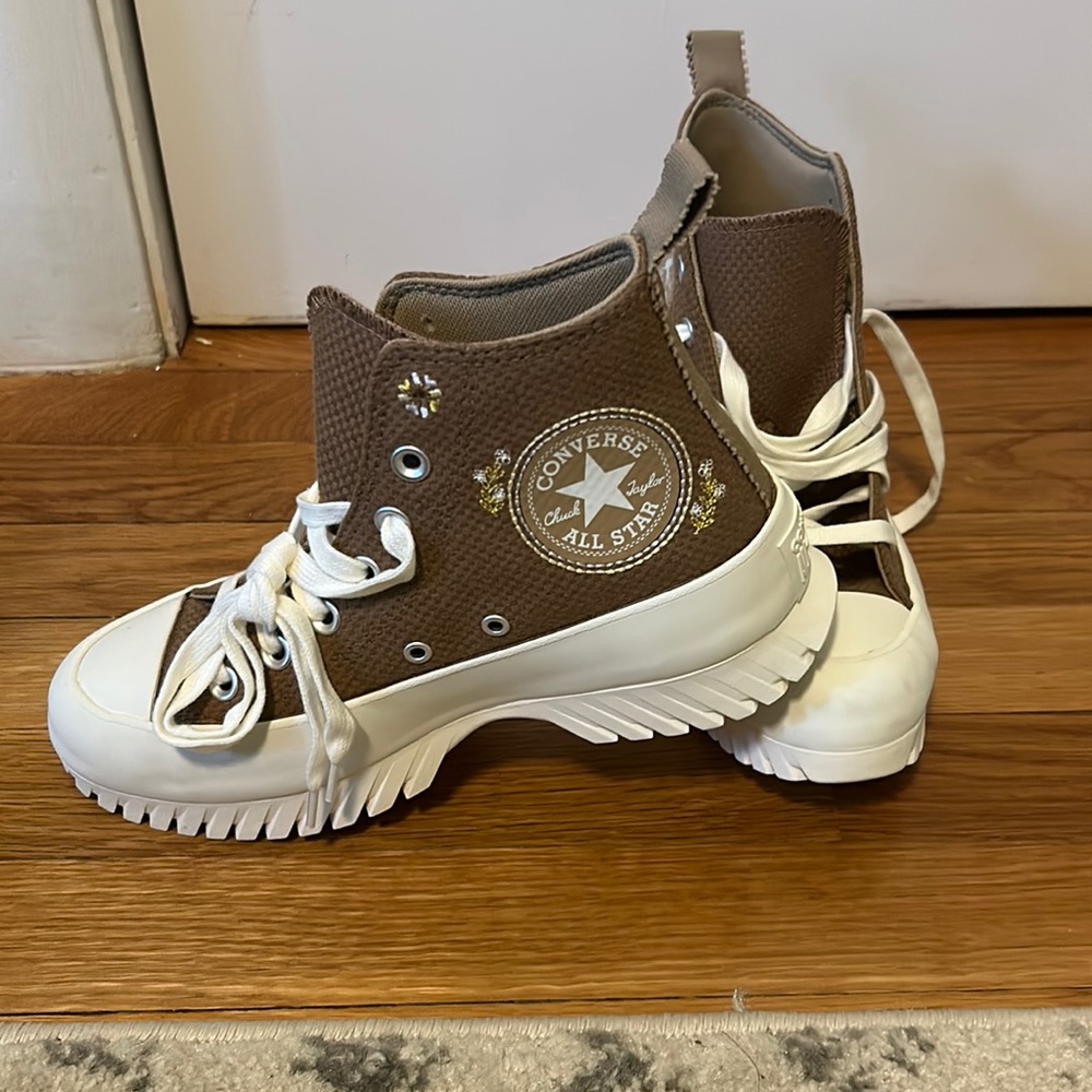 Converse - never worn